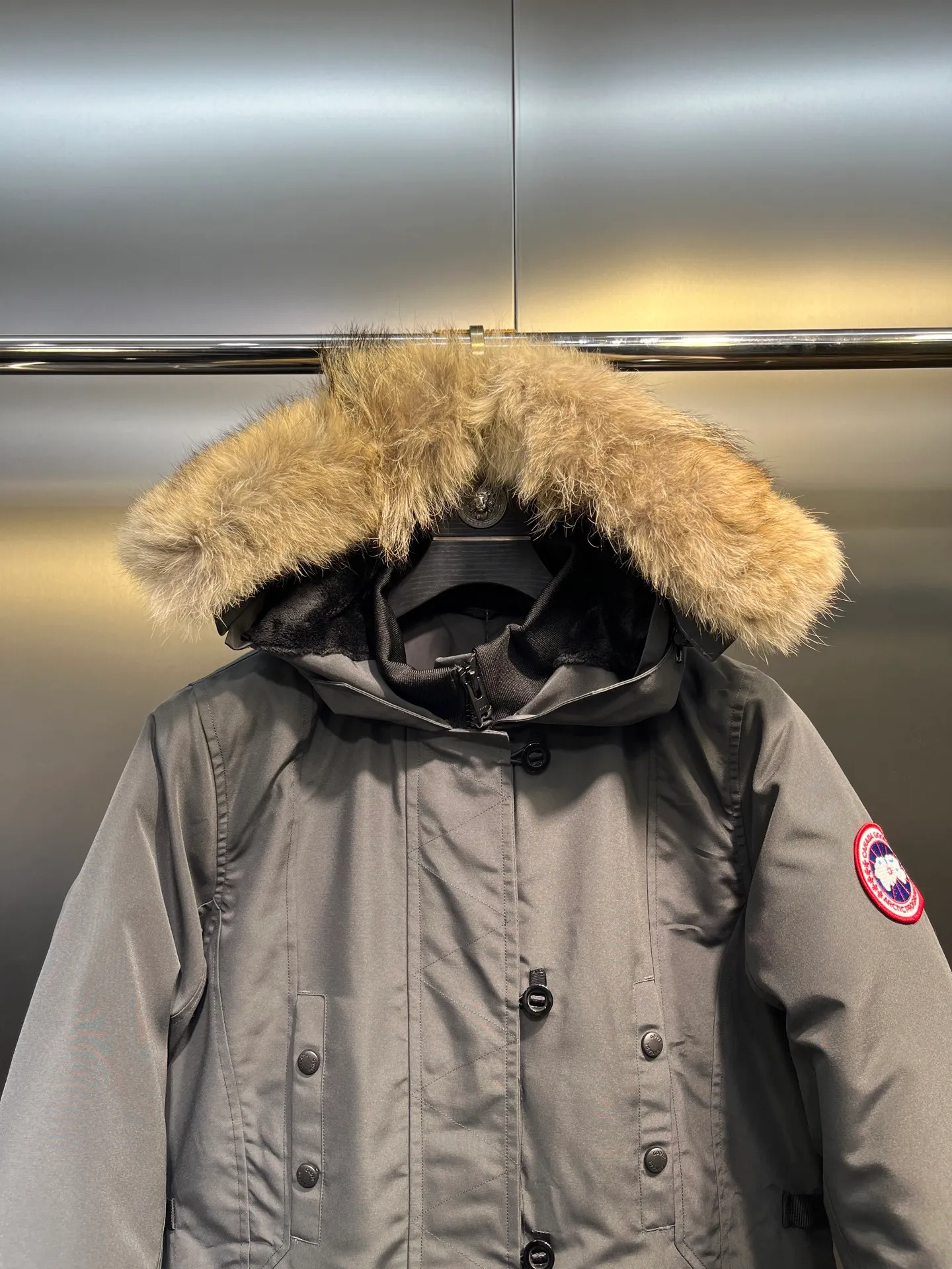 P860 🇨🇦CANADA GOOSE 12 women's models, factory direct supply: supplying global purchasing agents, micro-businesses, entities, Tmall, high-end stalls and studios, free shipping! Trillium Parka Women's 12 "popular" women's models are chosen by Arctic and Antarctic scientific expedition teams as winter wear, the Rolls-Royce of down jackets. ➖ Industry-leading anti-counterfeiting chip sensing. ➖ Imported Behringer embroidery machines and customized embroidery labels, the highest level and industry leading. ➖ Imported Korean 21-count polyester-cotton blended original fabric, TC85 waterproof coated fabric, water-repellent, windproof and wear-resistant. ➖ The new national standard 80 white duck down is filled with an average of 520 grams of down. The amount of down filled is industry-leading. ➖ 100% nylon lon lining with double double-layer sealing design to prevent velvet running, seamless thread design on cuffs! ➖ Western Canadian Green Wolf Collar. ➖ Yoshida YKK provides original factory-customized electroplated sliders. YKK two-way lockable zippers are tight and smooth and do not peel off paint. ➖ 3M composite Velcro is durable and the accessories and hardware are all custom-made. Note: Our copywriting is only simple and clear. Instead of bragging about the copywriting, it is better to compare and understand with samples. Only for the purest, most focused, most professional, highest quality, and most cost-effective!  SIZE:S-XXL